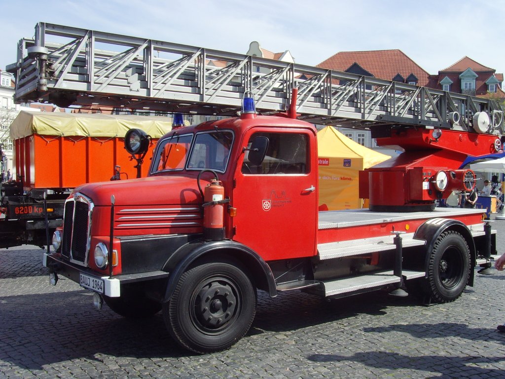 lteres Leiterfahrzeug der Feuerwehr auf dem Domplatz