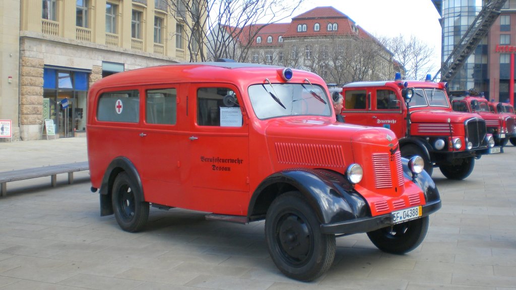 Alt Fahrzeuge der Feuerwehr vor dem Erfurter Hauptbahnhof, 27.3.2010