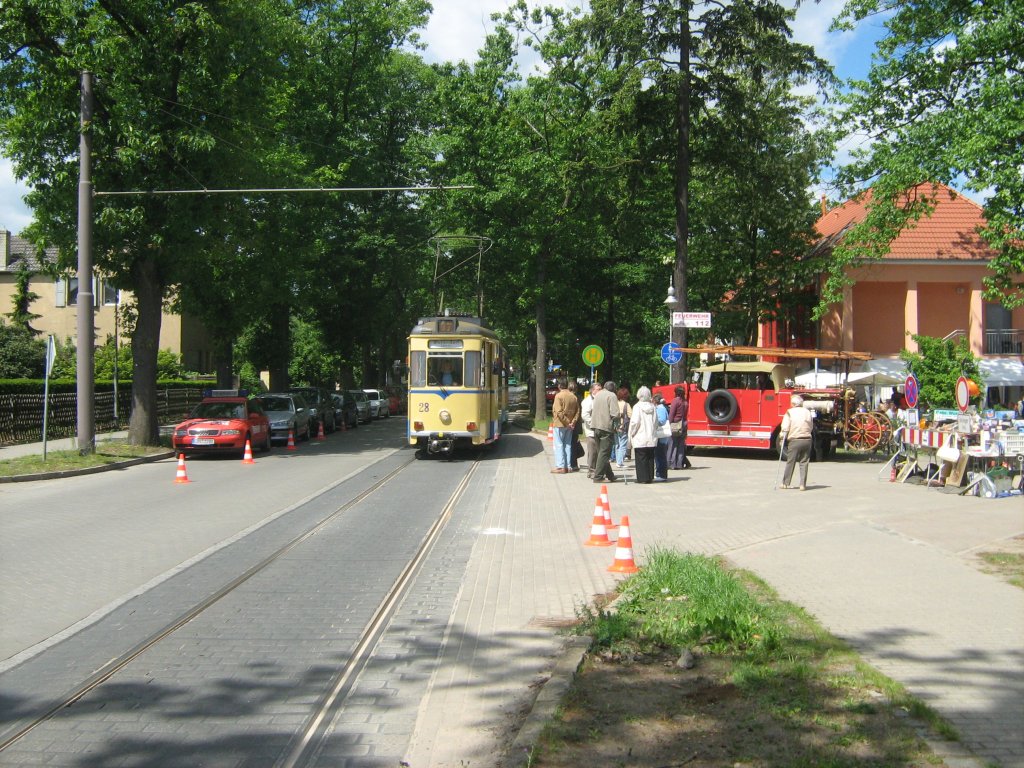 Altes Feeuerwehrautu neben Gotha-Tw der Woltersdorfer Straba, 2009