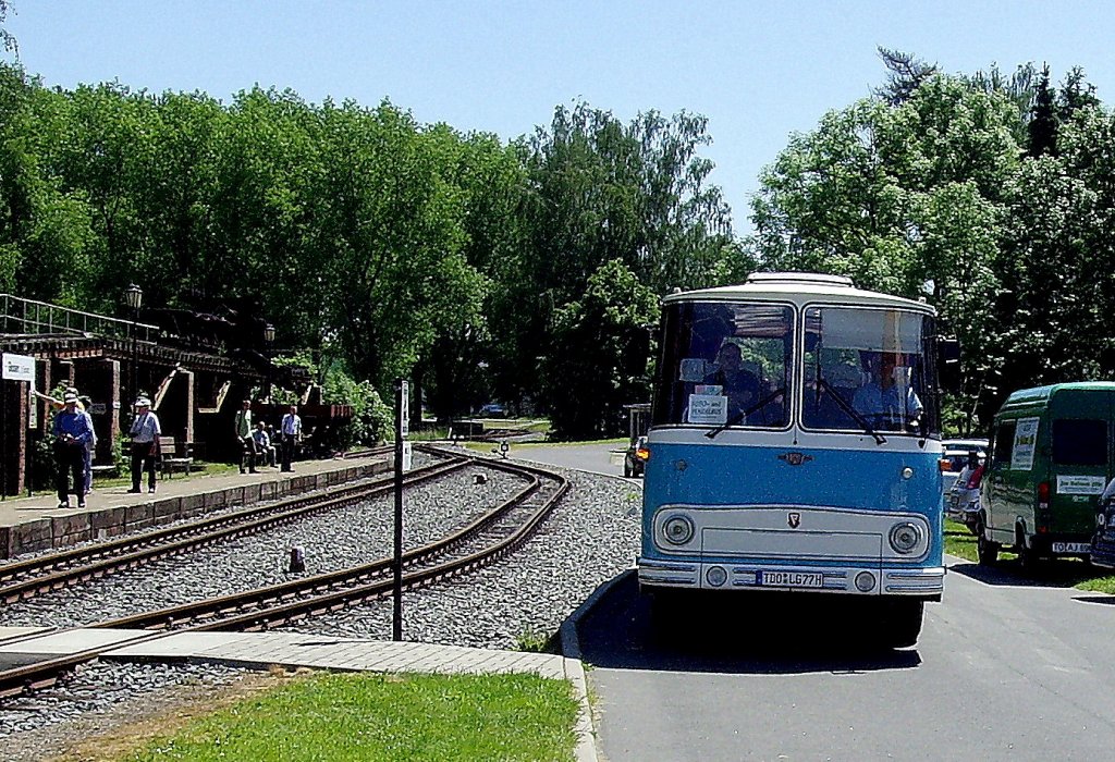 Bus aus DDR-Produktion am Bhf Glossen, JUNI 2010