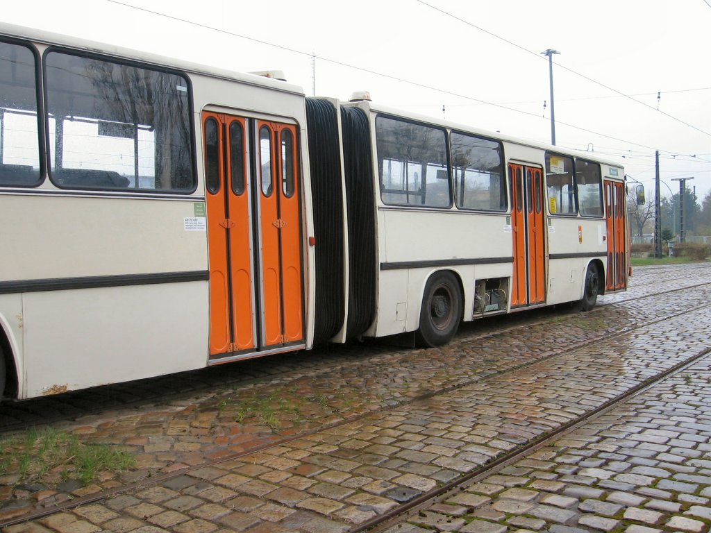 Ikarus-Gelenkbus vor dem depot Niederschnhausen, Berlin 2006
