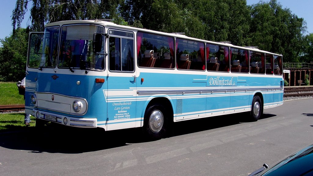 Seitenansicht Reisebus aus DDR-Produktion