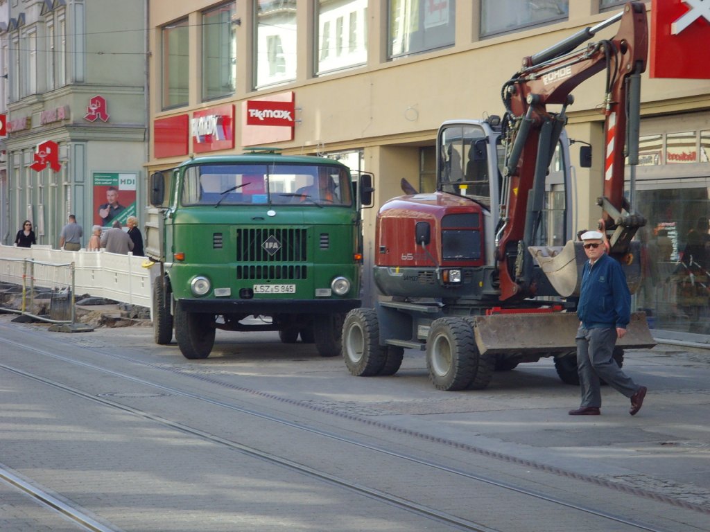 W 50 im Einsatz in der Bahnhofstrasse in Erfurt, 25.3.2010