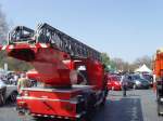 Feuerwehrfahrzeuge/66076/leiterfahrzeug-der-feuerwehr-von-hinten-auf Leiterfahrzeug der Feuerwehr von hinten auf dem Domplatz Erfurt