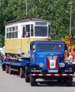 Hanomag vor Tieflader mit alter Strassenbahn