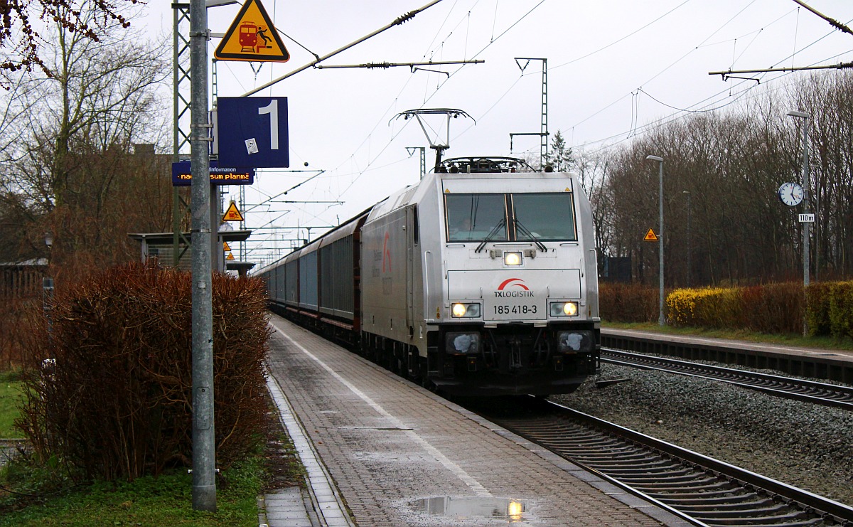 TXL 185 418-3 mit ner neuen Zugverbindung im Norden bestehend aus gut 30 italienischen Schiebewandwagen der Gattung Habillss, hier bei der Durchfahrt in J�bek gen S�den. 06.04.2022