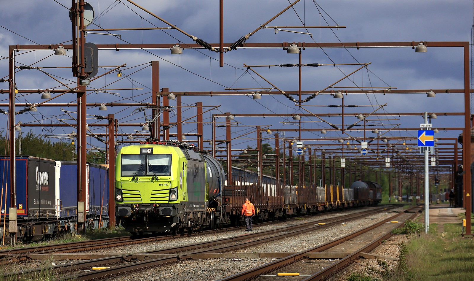 ATLU/GreenCargo 193 407-4, REV/MMAL/10.08.23 mit leerem Langschienenzug und ein paar anderen G�terwagen. Pattburg/DK 15.05.2026