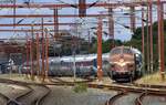 Vom Bahn�bergang in Tinglev aus aufgenommen...SRP Litra MY 1148 mit ihrem Zug bestehend aus RailAdv Habfis + 9x IC2 + RailAdv Habfis in Warteposition am Bhf in Tinglev.