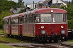 Knattertaxi macht Pause in Hüffenhardt am Sonntag den 31. August  2025 in Hüffenhardt vorm Lokschuppen.  Kurze Zeit vorher ist der Zug aus Neckarbischofsheim Nord  als RB 79 gekommen. 